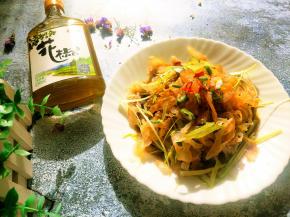 用筷子搅拌均匀放点小米辣，不喜欢辣的可不放。