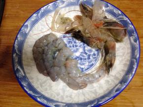 青虾去虾线、去壳洗净备用