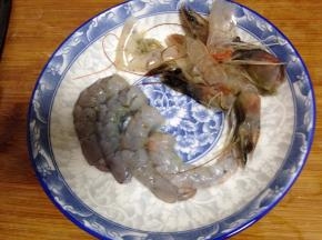青虾去虾线、去壳洗净备用