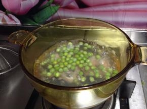 随后倒入鲜豌豆和虾仁煮熟捞出过凉备用