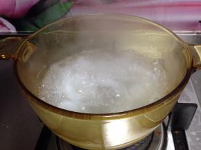 锅内加水、盐烧开，倒入魔芋丝煮熟捞出过凉备用