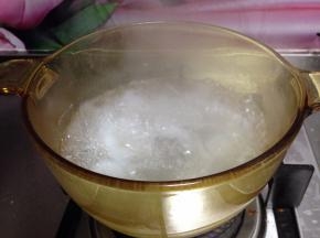 锅内加水、盐烧开，倒入魔芋丝煮熟捞出过凉备用