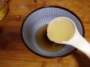 小碗里加入苹果醋、蜂蜜拌匀
