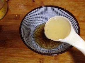 小碗里加入苹果醋、蜂蜜拌匀