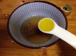 加入橄榄油调和均匀成为碗汁