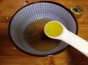 加入橄榄油调和均匀成为碗汁