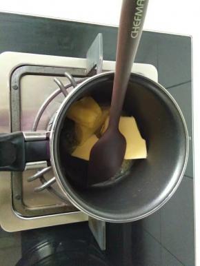 把黄油加热融化。