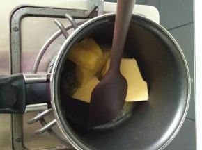 把黄油加热融化。