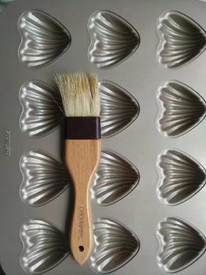 取5克融化的黄油用毛刷涂抹模具，防止黏模。