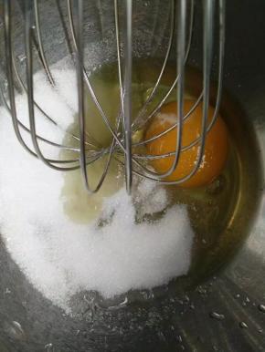 鸡蛋打散加入糖粉用蛋抽搅打均匀。