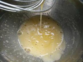 搅拌到蛋糊直线流淌状态。