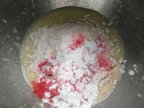 加入过筛的低筋面粉、泡打粉、草莓冻干粉，用蛋抽搅拌均匀，不要过度搅拌，避免面粉起筋。
