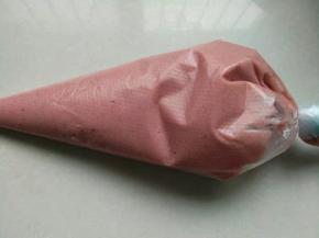 把面糊装入裱花袋中。