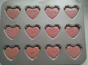 把面糊挤在模具中，轻轻震动模具，震出气泡。