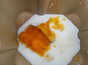 南瓜蒸熟后料理机里打成泥（放面包桶里才想起来忘记拍南瓜照片了，赶紧拍个照）