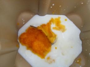 南瓜蒸熟后料理机里打成泥（放面包桶里才想起来忘记拍南瓜照片了，赶紧拍个照）