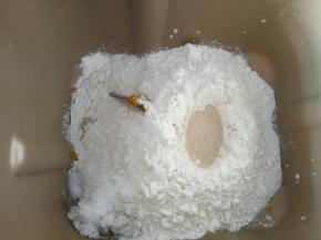 除黄油，盐以外的材料放入面包桶