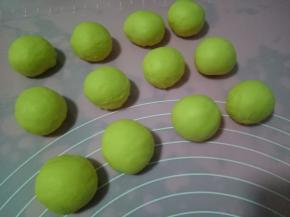 面团排气后分成均匀的12等份，揉圆，盖保鲜膜松弛15分钟