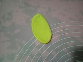 取一个面团擀成椭圆形