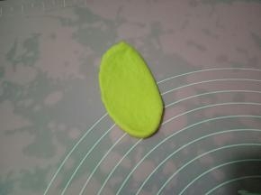 取一个面团擀成椭圆形