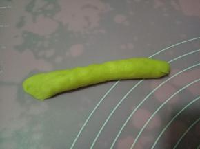 从上向下将面片卷起来，收口捏紧，稍微搓长一点