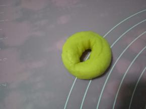 盘回来收成圆形，将收口捏紧