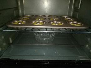 烤箱里放一碗温水进行二次发酵