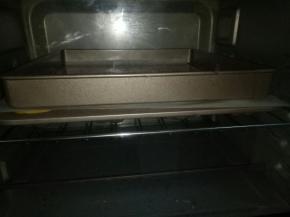 放入预热好的烤箱，180度中层，面包上放一个不粘烤盘，中间可以夹一张油纸或者不夹