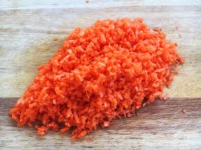 将胡萝卜切碎。