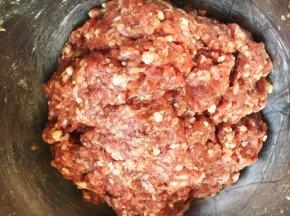 调好的肉馅备用。