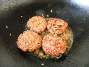 当第一面煎2分钟后，放入黄油，将牛肉饼反过来再煎2分钟（牛肉饼正反两面各煎2分钟左右）。黄油不能早放，否则容易糊锅。