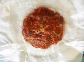 如果做的比较多，就将肉饼放在保鲜袋里冷冻起来，吃的时候再煎。