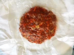 如果做的比较多，就将肉饼放在保鲜袋里冷冻起来，吃的时候再煎。
