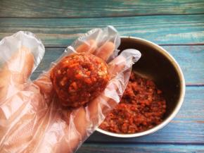 取55g左右的肉馅，团成圆球，压成肉饼。