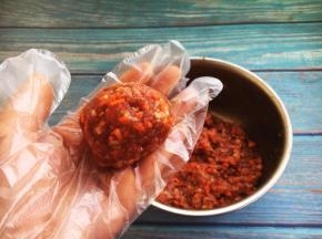 取55g左右的肉馅，团成圆球，压成肉饼。