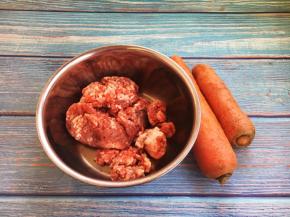 主要食材牛肉馅和胡萝卜。