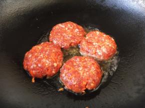 大火置锅，锅烧热，放入少许的油，油3成热时放入牛肉饼。