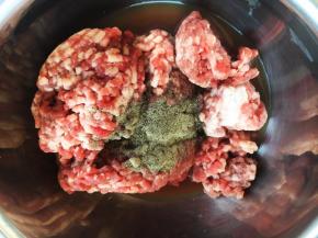 第一部去腥，放入黑胡椒粉、黑胡椒碎、花椒粉、红酒，搅拌均匀。