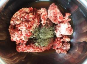 第一部去腥，放入黑胡椒粉、黑胡椒碎、花椒粉、红酒，搅拌均匀。