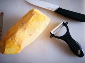 1.	地瓜洗干净，去掉外面的地瓜皮，