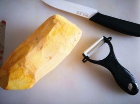 1.	地瓜洗干净，去掉外面的地瓜皮，