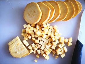 2.	先切片再切条，最后切成小丁