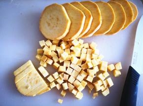 2.	先切片再切条，最后切成小丁