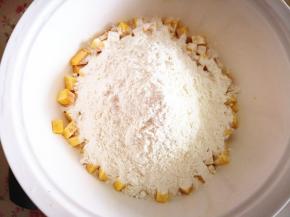 3.	地瓜丁里加入面粉，搅拌一下，