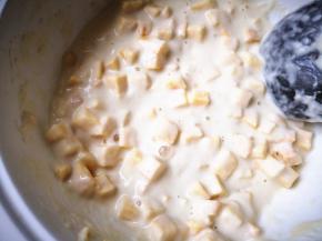 4.	再加入适量温水和成面糊状，注意不要太干，要让面糊有流动性，