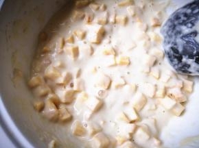 4.	再加入适量温水和成面糊状，注意不要太干，要让面糊有流动性，