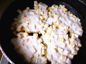 5.	平底锅里添加适量食用油，油热后，用勺子舀地瓜面糊放入锅中，小火慢煎，