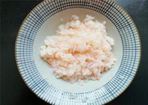 加入1撮盐和半勺料酒搅拌均匀，腌制5分钟