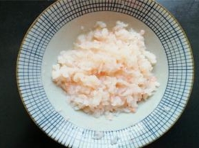 加入1撮盐和半勺料酒搅拌均匀，腌制5分钟