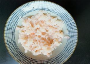 磷虾肉解冻后，打散备用